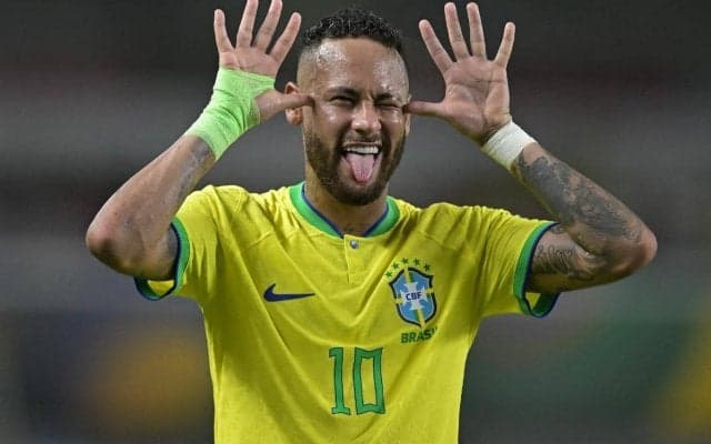 ネイマールが「M」の剃り込みを入れた新ヘアスタイルを披露！娘のイニシャルで喜び体現