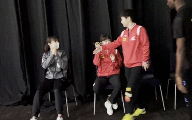 【オフショット】健闘を讃える 早田ひなと孫穎莎 世界卓球2023 女子シングル表彰式前の裏側