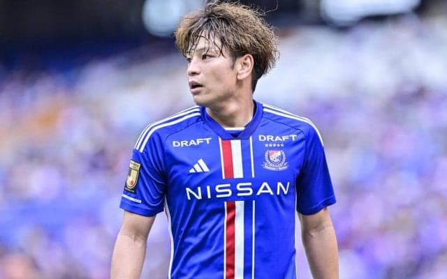 「男女関係なくこれは惚れる」横浜FMの永戸勝也がスタジアム到着時に「シャレオツすぎる」と話題！ ジャケットを着こなす姿に「この角度もずるい」と絶賛の声