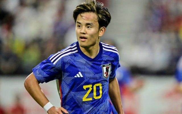 「久保のコミュ力の高さ」「こんな可愛い笑顔するんや」久保建英が、引退した”天才アタッカー”と談笑する「レアル・マドリード時代の超貴重シーン」が話題に！ 冗談交じりの会話映像
