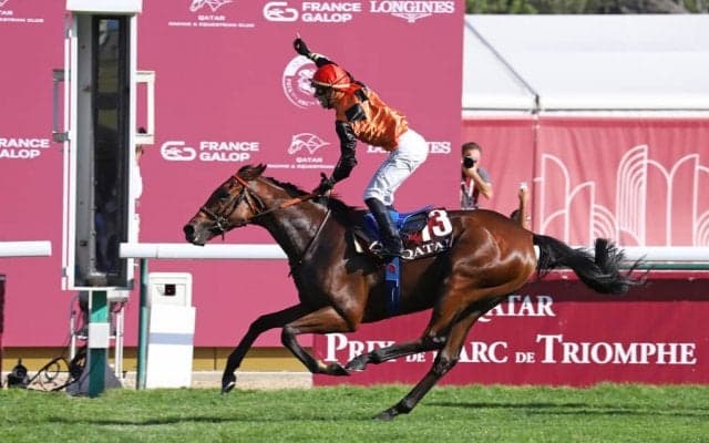 無敗の凱旋門賞馬エースインパクトが電撃引退、種牡馬入り　C.デムーロ「彼は地球外生命体」と賞賛