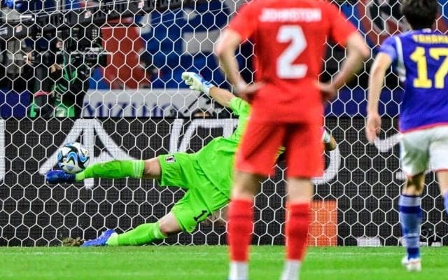 「足を残せるのが凄い」日本代表・大迫敬介が片足でPKをストップ！ 流れを渡さなかったビッグプレーに「Jリーグの誇り」「これえぐかった…」と絶賛の声