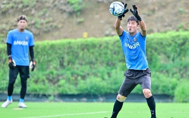 「カズレーザー？w」川崎フロンターレGKが「人気お笑い芸人」にコスプレ！両手の持ち物で「相方」の存在をアピール