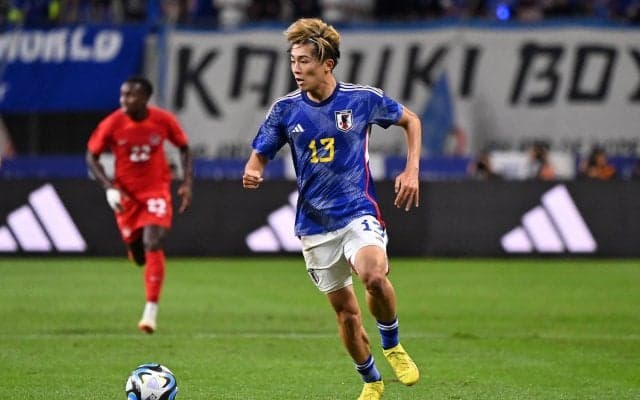 「完全に捻じってた」中村敬斗の体を引き倒し足首を踏みつける悪質タックルにスタジアム騒然　対応した古橋の同僚DFに「レッドだろ！」