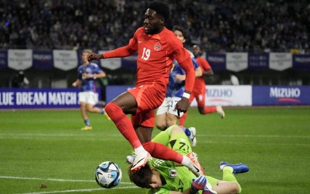 「大迫劇場！」日本代表・大迫敬介がPK献上の大ピンチから“神の残した右足”でスーパーストップ　自作自演の神セーブにファン大歓喜の瞬間