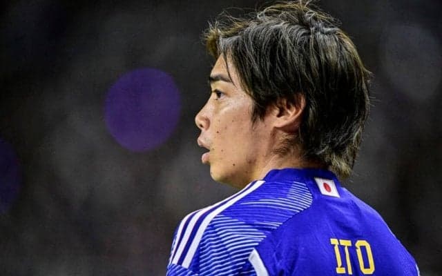 「えええ羨ましい」伊東純也からの試合球“サプライズプレゼント”にファン興奮！「一挙手一投足すべてがかわいい」「私も純也くんからボール受け取りたい」の声