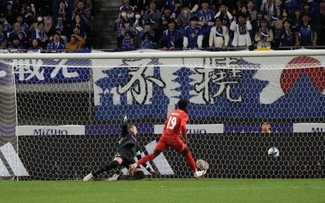 まさに惨劇！カナダ代表の“最速男”の蹴ったボールが超至近距離から味方GKの顔面を直撃し吹っ飛ばされる！激痛を伴うオウンゴールとなった悲惨過ぎる瞬間