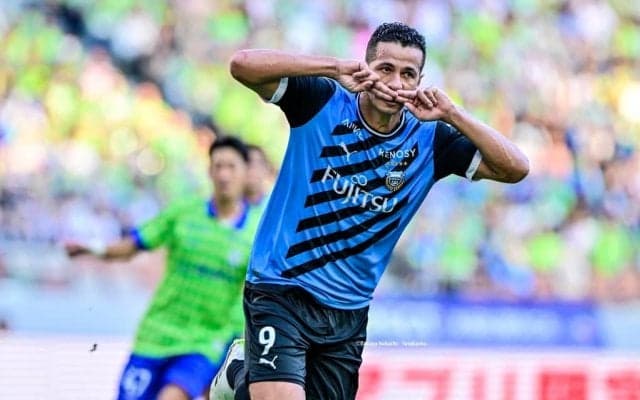 「強そう!!」「ノゲイラみたいだ!」川崎FWレアンドロ・ダミアンの全身真っ赤な怪力ヒーロー仮装姿をファン絶賛！「似合いすぎだろw是非コミケにw」の声