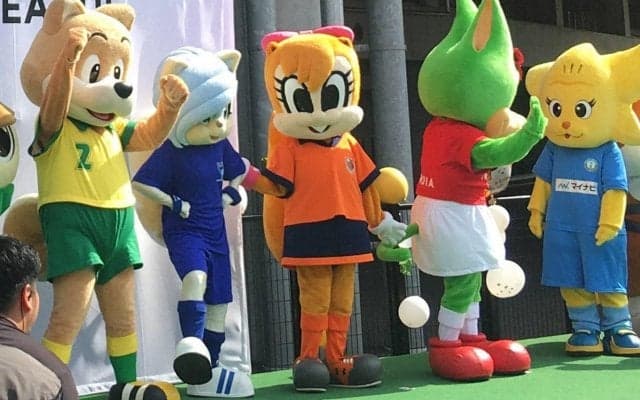 「ちゅーしてる～」大宮のマスコット・ミーヤはWEリーグカップ決勝でも通常運行！相方もぼやく「目を離すとこれだよ」
