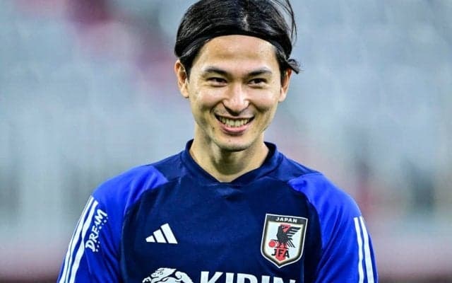 「モナ王…イケメン過ぎ」南野拓実の新潟から神戸への移動時スーツ姿がモデル顔負けの格好良さ！「かっこよすぎて声出た」「やっぱタキは1番なのだ」の声