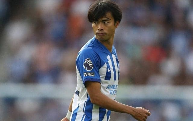 「めっちゃ真顔」「本当に虚無顔」三笘とポルシェの2ショットがまたも話題に！2カ月連続の個人賞受賞で再び実現「すごい」「何回目だろ」