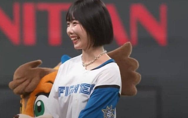 まさかの“やり直し”で照れ笑い「世界一カワイイ」　ハニカミ投球が断トツの250万再生