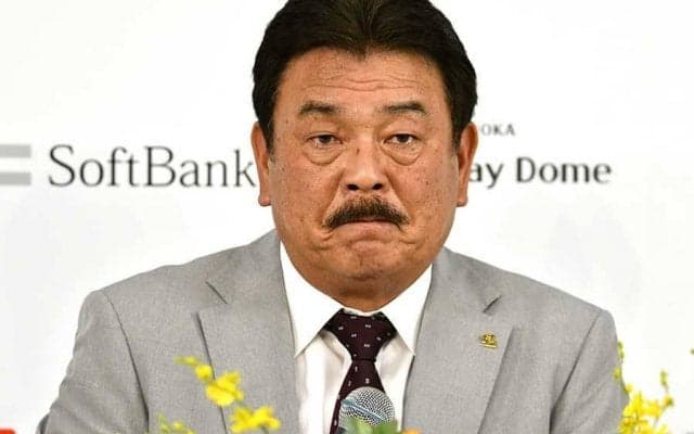 鷹・藤本監督が涙の会見「しんどかった」　任期満了で更新せず…2年連続V逸で退任