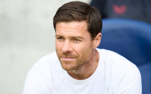 シャビ・アロンソ監督が現役時代と変わらない圧巻精度のロングキックを披露！「受け手に優しすぎる」「なんちゅうキレイな弾道」「監督のキックじゃない」
