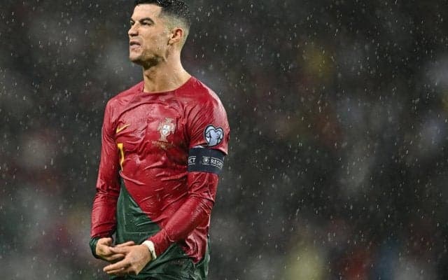 C・ロナウドがあわや負傷…ピッチ侵入の観客に足首踏まれ、痛みに顔をしかめる