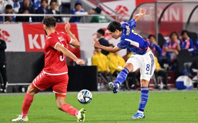 本田圭佑「彼が本当のコーチだ！」南野拓実の枠外シュートをがっちりつかんだ“キャッチニキ”「試合の全部を持っていった」と話題