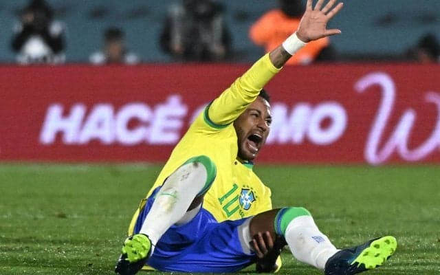 ネイマールがヒザ負傷、涙を流し担架でピッチを後に…ブラジルはウルグアイに敗れ南米予選初黒星