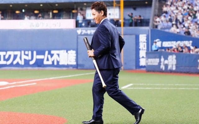 吉田正尚がCS始球式にサプライズ登場　能見篤史氏と“夢対決”…場内大歓声