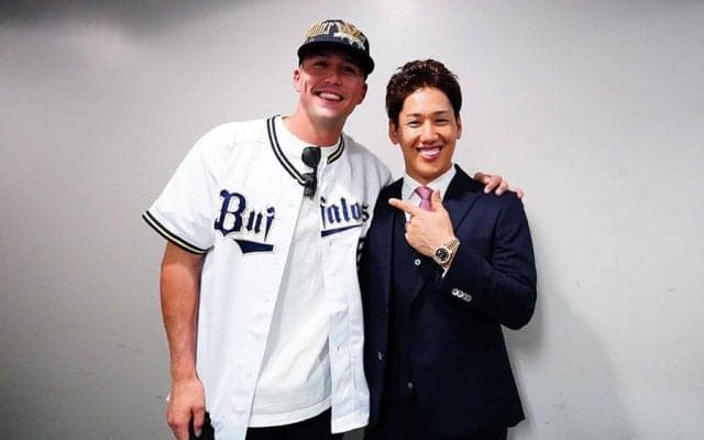 ヌートバーがCSファイナルを“電撃観戦”　オリユニ着用…吉田正尚と再会し満面笑み