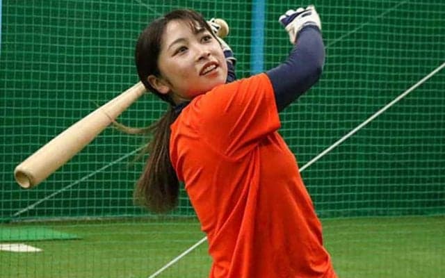 野球女子の豪快足上げが「カッコ可愛い」　強烈スイングは「スタントンみたい」
