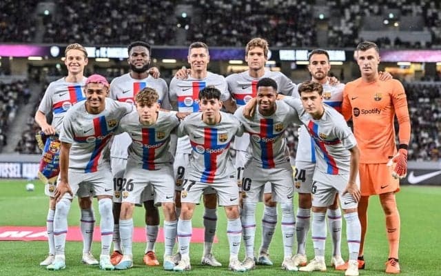 「マジかよ⁉︎」「絶妙にダサくて欲しい‼︎」バルセロナ×ストーンズのクラシコ特別“ベロ出し”ユニフォーム発表にファン興奮！「おじさん心をくすぐってくる」との声