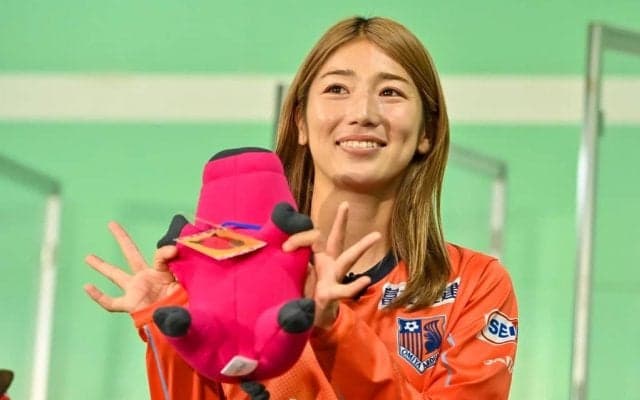 「モデルみたい」「美人すぎ」大宮V・仲田歩夢の「ネルシャツ&ニット帽」コーデにファン歓喜！夜の街をバックに撮った写真も公開