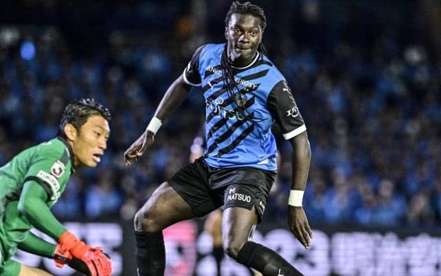 「ゴミス獲得大当たりね」川崎の元フランス代表FWの2アシストが「憲剛みたいなパス」「神落とし」と大絶賛！ フィジカルとテクニックの両方で逆転導く