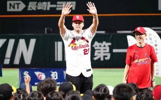 頭を抱えて「何のポーズ？」　野球教室で“らしさ”全開のヌートバー…尖った口も「かわいい～」