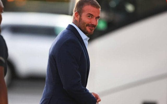 「なんて美しい光景」「理想的な親子」ベッカム氏が娘と共にチームのトレーニングを見学、まるで映画のワンシーンのような父娘ショットが大きな話題に「最もハンサムな男と、最も美しい女の子」