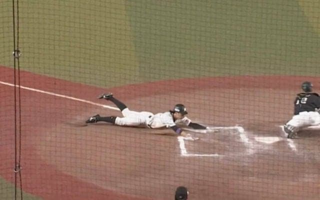 天才的ヘッドスライディング vs 完璧な中継プレー→バックホーム　劇的サヨナラ劇の裏にあった「超スーパープレー対決」 最後まで死力を尽くした攻防がスゴすぎる