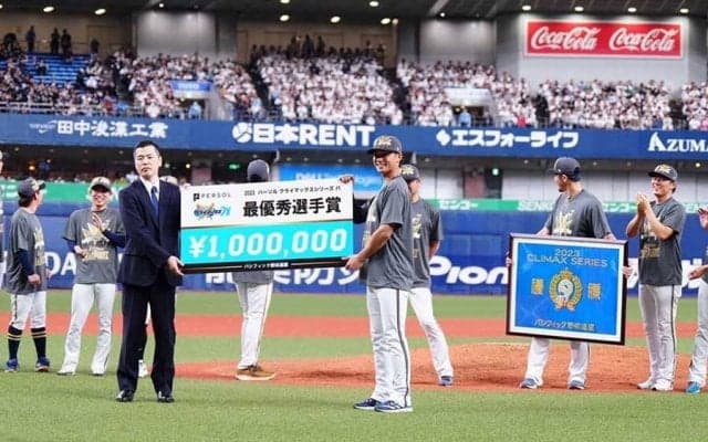 まるで本人…堂々記念撮影で「めっちゃキメ顔」　100万円受け取る名演技が「影のMVP」