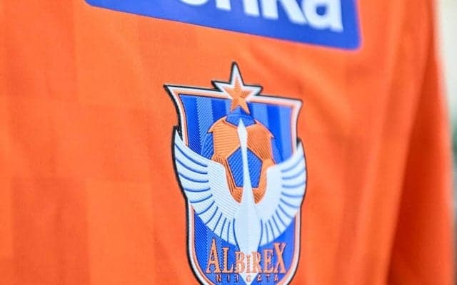 「斬新！！」「面白いことやってる」J1新潟のスタジアムに“スキーのリフト”が登場！ 人力で動かす様子に「ここまでやるとはブラボー！」「考えたなぁ」と称賛の声