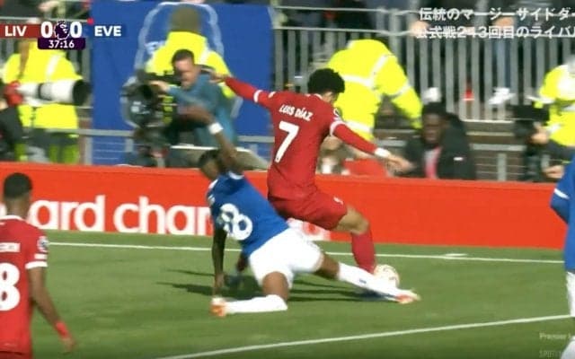 「ベテランだけどヤングなプレー」38歳のエバートンDFが軽率対応により痛恨レッドカード…リヴァプール・ファンに煽られながら退場