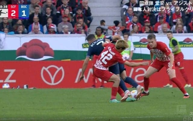 「これがファウルかよ！？」 ゴールを決めた堂安律、強靭なフィジカルからのタックルで相手選手を吹っ飛ばす！ 爆速スピードで鬼プレスを炸裂した瞬間