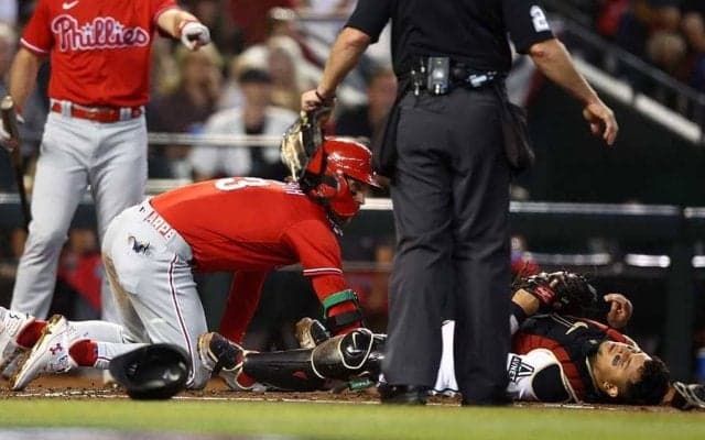 衝撃クラッシュで捕手は意識飛ぶ…　“体当たり”突入に物議「卑劣なプレーだ」