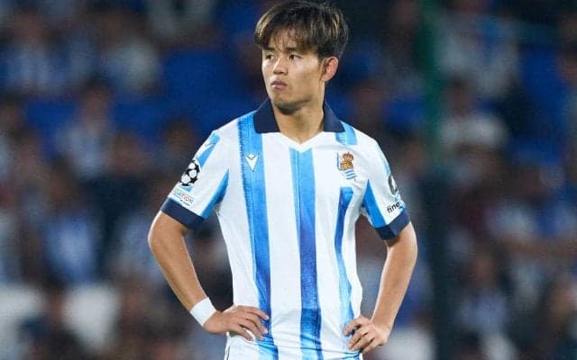 思わせぶり!? 古巣相手に短い時間で大仕事の久保建英、おもむろにユニフォームを脱ぐも、期待したファンは予想外の結末に落胆