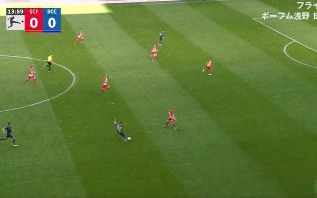 今年の「世界最高のゴール」か？ 浅野拓磨の芸術的クロスからのスーパーゴール　左足で一振り“超絶ダイレクトボレー”→GKが触れない逆サイドに突き刺した瞬間