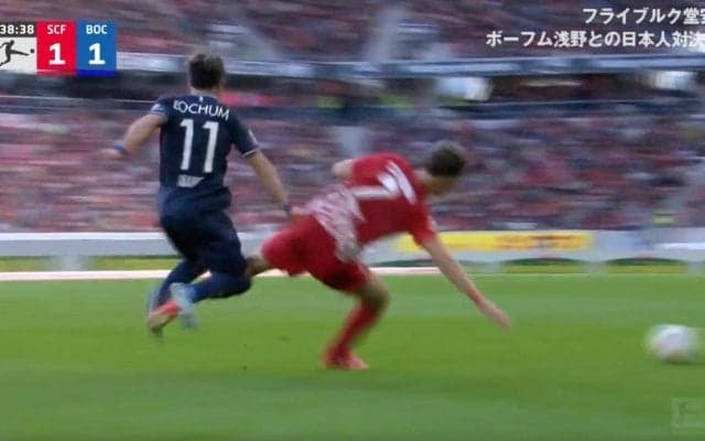 「放送事故レベル」「大丈夫か？」 ジャガー・浅野拓磨が全力の爆速ドリブル→止めにきた相手がぶつかって吹き飛ばされる衝撃シーン