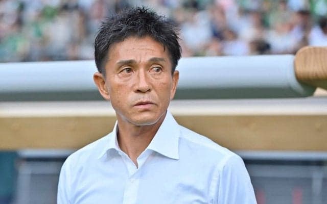 「海老反りガッツポーズ」「これぞ城福さん」東京ヴェルディの劇的逆転勝利で指揮官の「全力のガッツポーズ」が話題！ 小さく喜ぶ警備員やボールパーソンの姿も