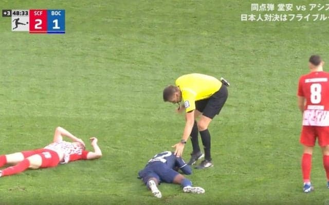 スタジアム騒然！「こんな事ある？」 空中戦で痛すぎる両選手“ダブルKO”→流血沙汰の大騒ぎ ピッチ内で治療中に前半が終わってしまう衝撃シーン