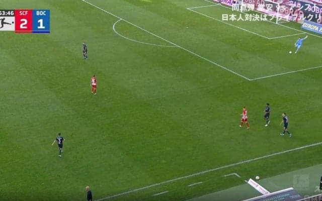 ブチギレる守護神！ファウル判定に怒った浅野ボーフムのGKがまさかの“暴挙” スタンドにボールを蹴り込んで物議を醸したプレー「もらわなくていいイエローはダメ」