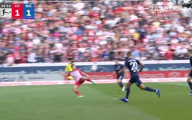 ゴールを決めて絶好調！ストライカー・堂安律が復活　後方からの浮き球パス→左足で完璧に合わせた“ダイレクトボレーシュート”を放つ瞬間