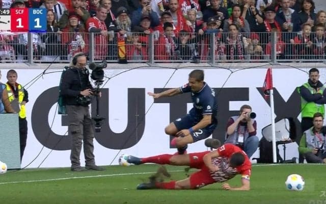 超危険！「レッドカードだろ」「エグすぎる…」 ファウル覚悟でガッツリ削った“足裏スライディング”が炸裂する瞬間 警告止まりで物議を醸した極悪プレー