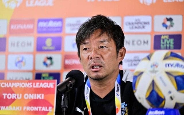 「そわそわ鬼さんかわいいな」川崎・鬼木監督が教え子・チャナティップとの「再会を待ちわびる姿」が「愛に溢れてて泣きそう」と話題に！ 会見後に見せた絆の瞬間