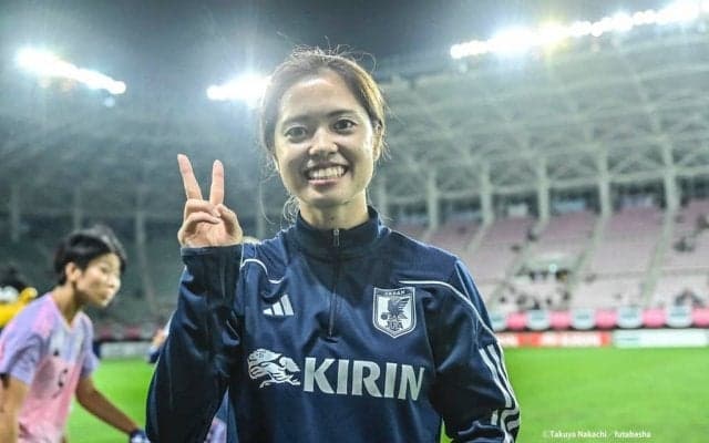 「凄い特注だなこれ」長谷川唯が新スパイクとの“自撮りショット”公開！「Yuiちゃんカワイすぎる〜 スパイクもカッコいい〜」「代表の青いユニに似合いそう」と話題