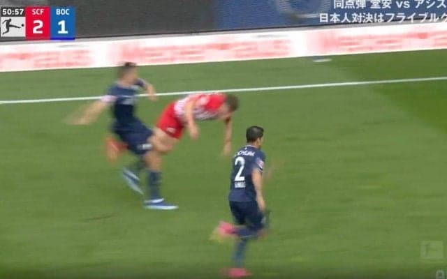 衝撃映像！「人が吹っ飛んだ…」 トップスピードで背後から削られる“鬼タックル”→逃げきれず空中で大回転 物議を醸した超危険プレー