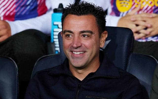 「こんな姿見た事ない」「めっちゃ面白い」チャビ監督のエアギターが話題沸騰！バルセロナ×ローリング・ストーンズのコラボでノリノリ「よくやってくれたな」