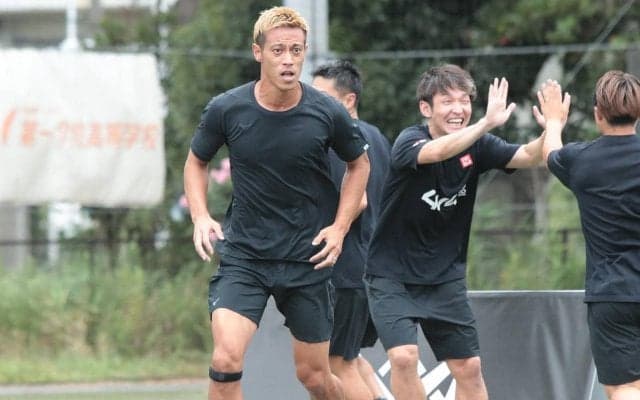 「年内の復帰は難しそう」ヒザの手術を終え復帰を目指していた本田圭佑が状況を報告、ファンも反応「楽しみに待ってます」