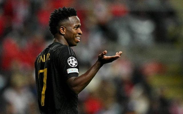 心優しいレアルFWヴィニシウスが試合前に困惑!? エスコートキッズにサインを求められるが、まさかの事態…しかも相手GKの息子と判明