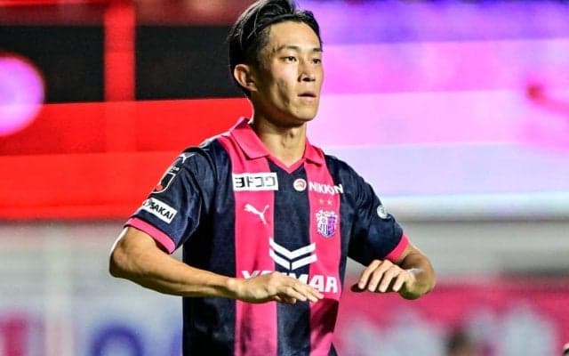 「表紙からマイナスイオンが漂ってくる～」セレッソ大阪がDF毎熊晟矢の「めちゃくちゃさわやか」なモデルショットを披露！「印象変わってまた好きになる」と称賛の声